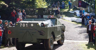 DDR-Schützenpanzer mit Besuchern
